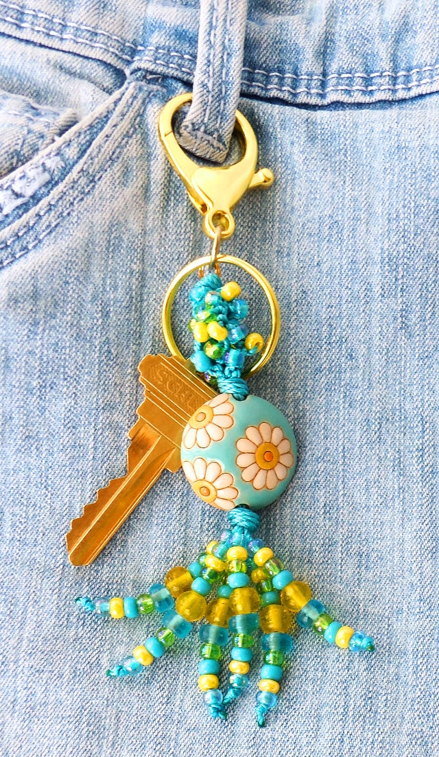 Blue & White Daisy Keychain - Juicybeads Jewelry